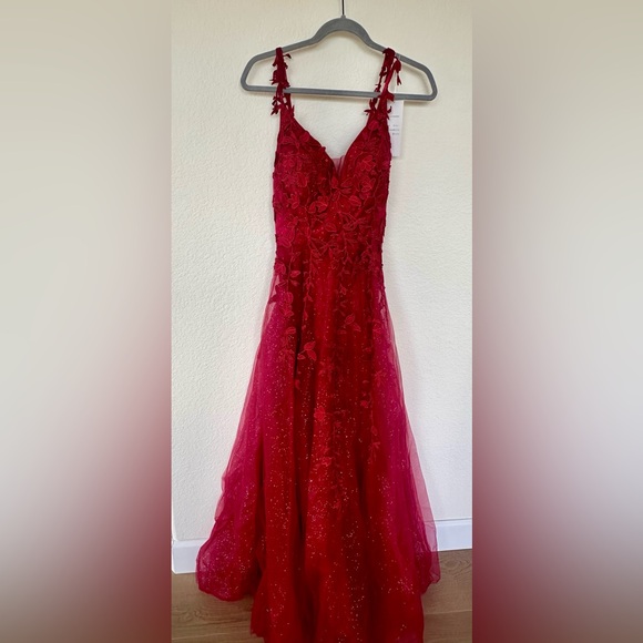 Elegant Red Evening Gown - So Pretty! - Picture 2 of 7